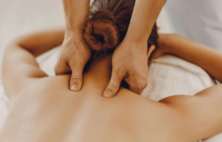 Xoa bóp bấm huyệt điều trị hội chứng cổ vai cánh tay (Chứng tý)